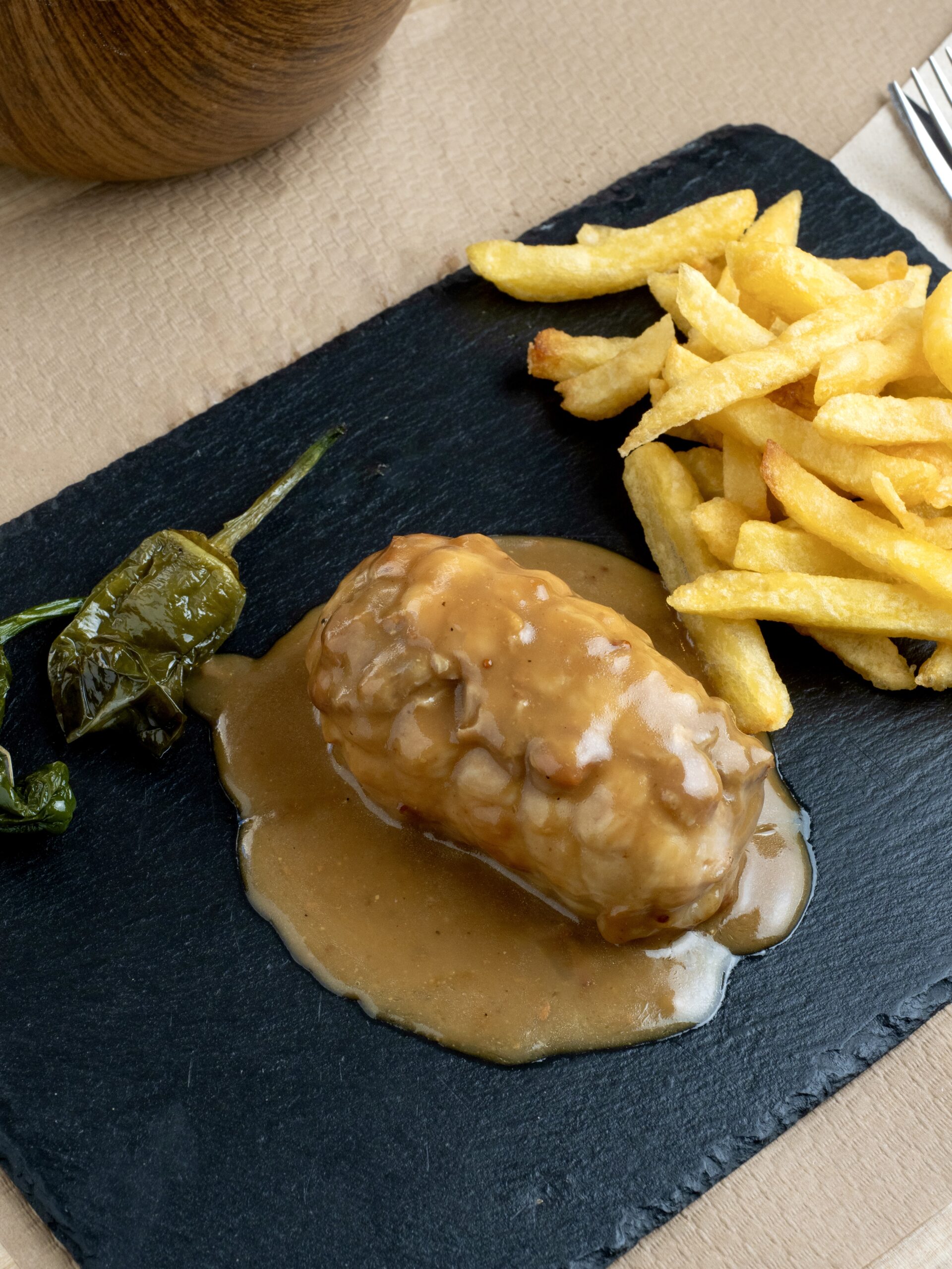 Pollo relleno en salsa de mostaza y miel